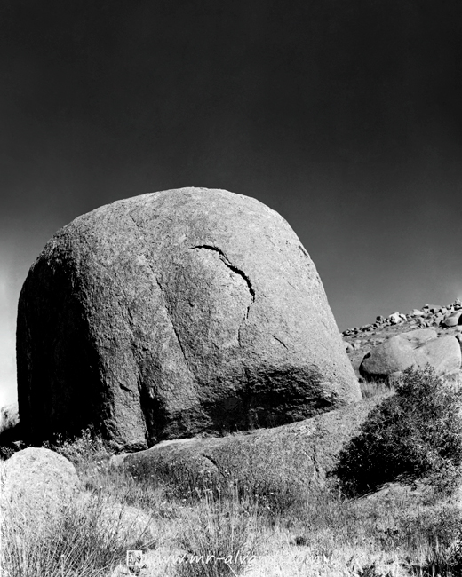 A large stone in Zanjan, یک سنگ بزرگ در زنجان